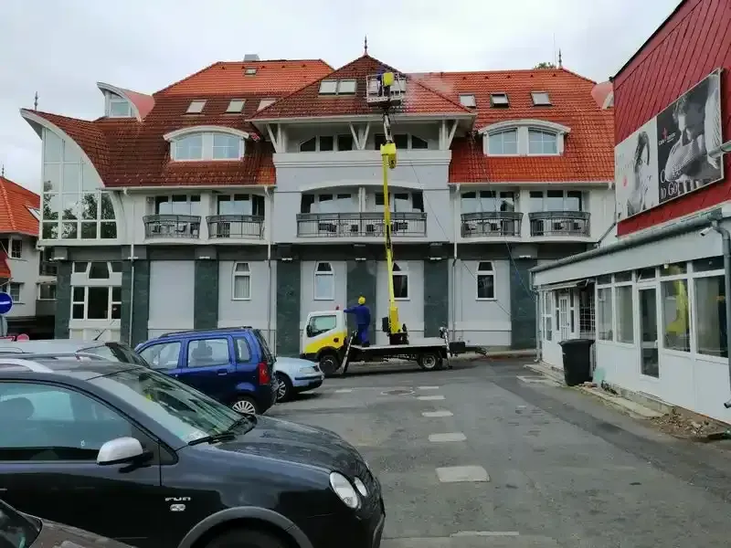 Tetőmosás folyamata speciális tisztítóeszközökkel.