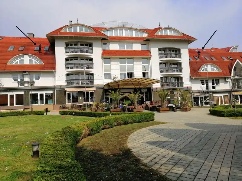 Biztonsági felszerelésben dolgozó tetőtisztító szakmunkások.